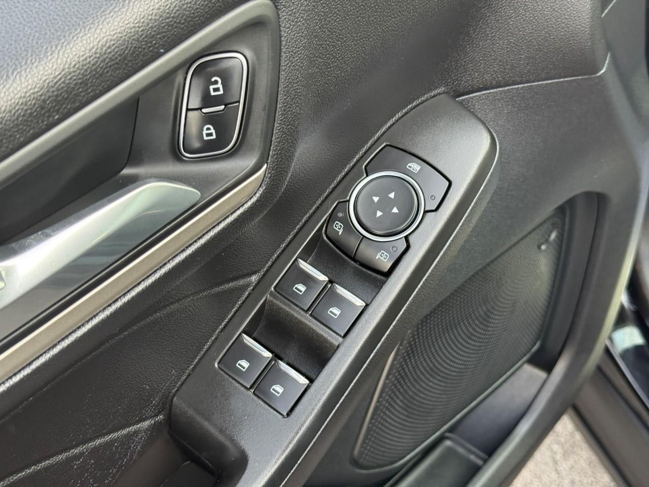 Ford Escape Vehicle Full-screen Gallery Image 17