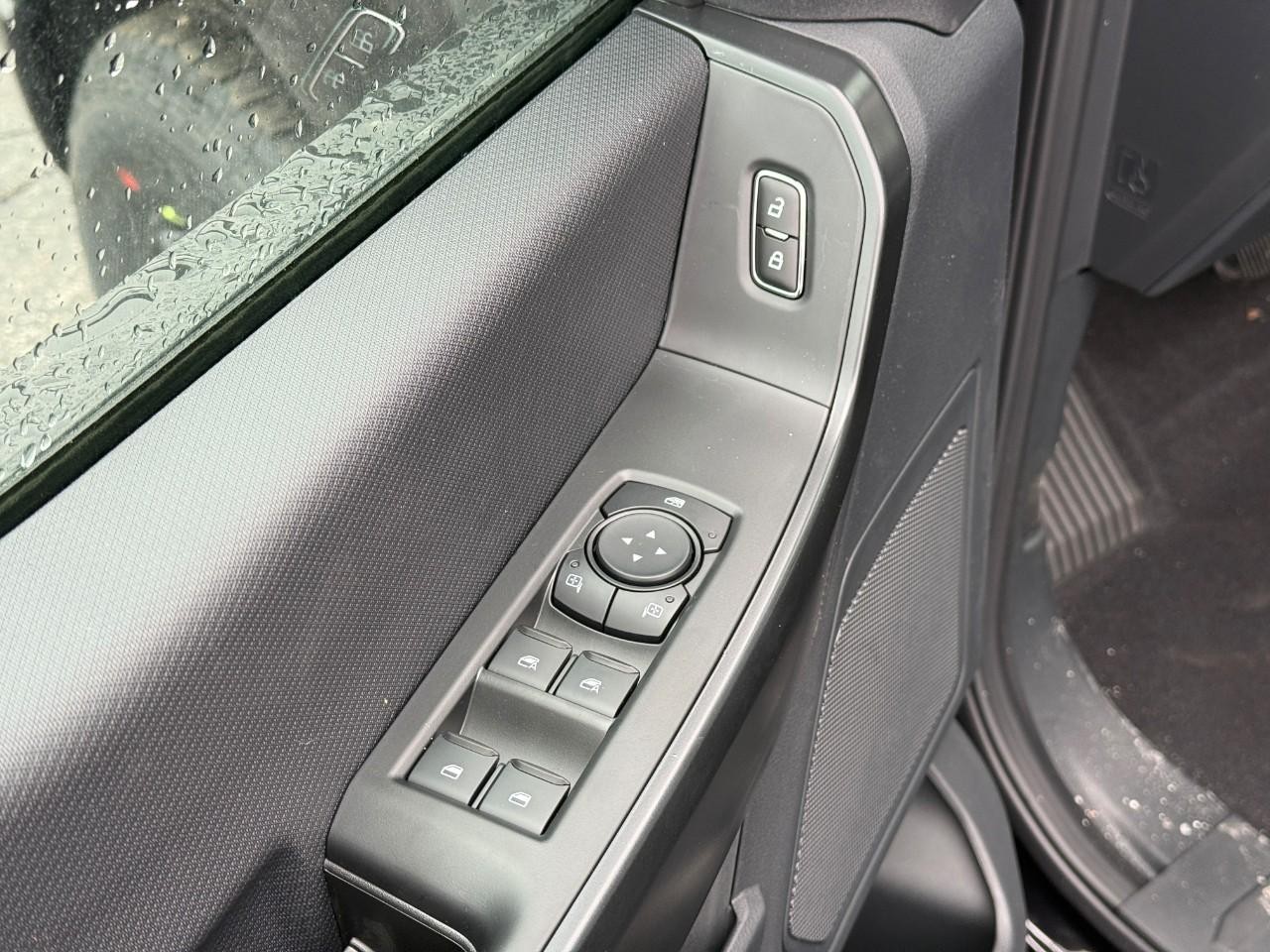 Ford F-150 Vehicle Full-screen Gallery Image 11