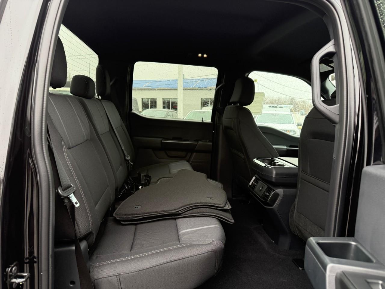 Ford F-150 Vehicle Full-screen Gallery Image 05