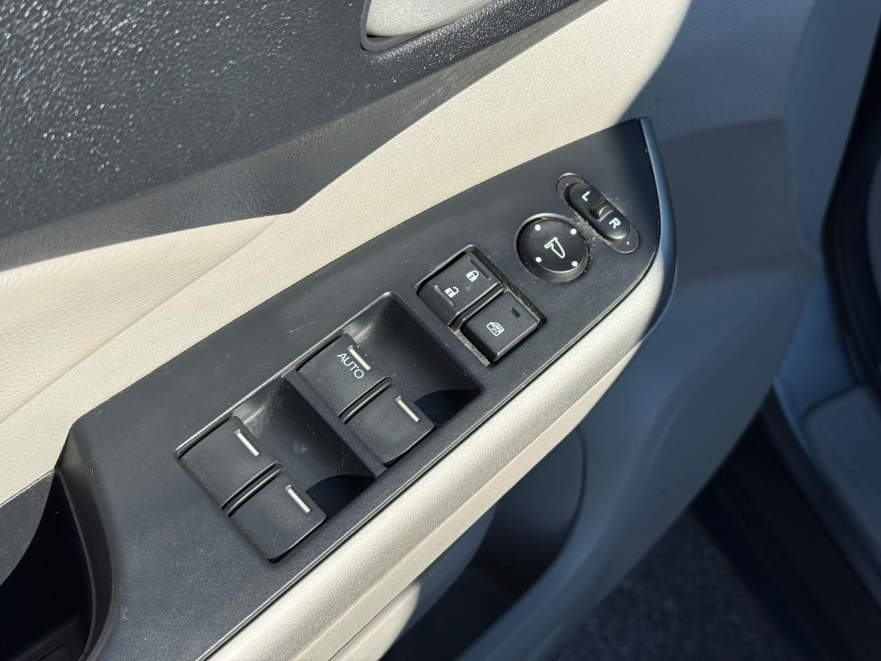 Honda CR-V Vehicle Full-screen Gallery Image 19