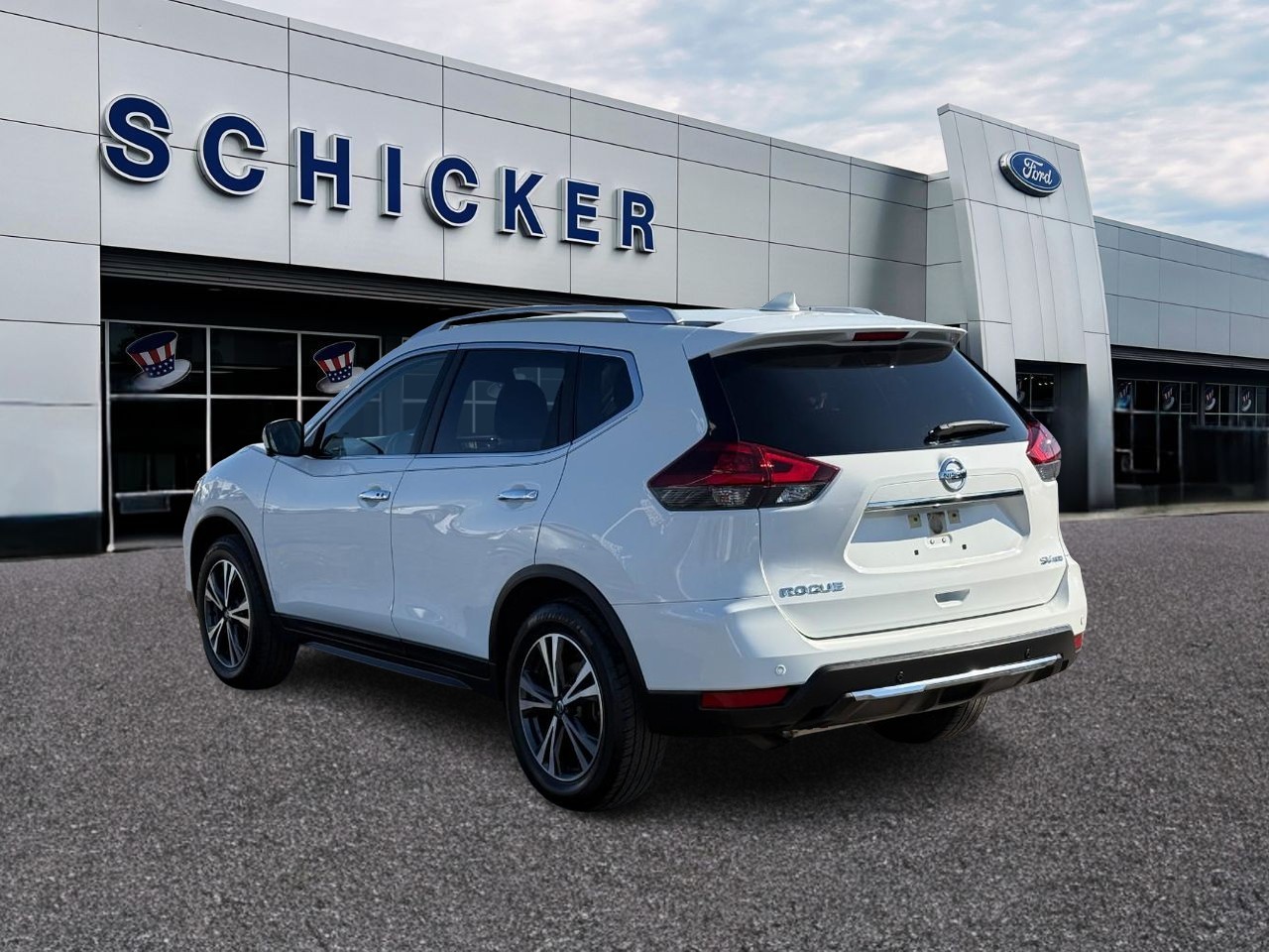 Nissan Rogue Vehicle Full-screen Gallery Image 03