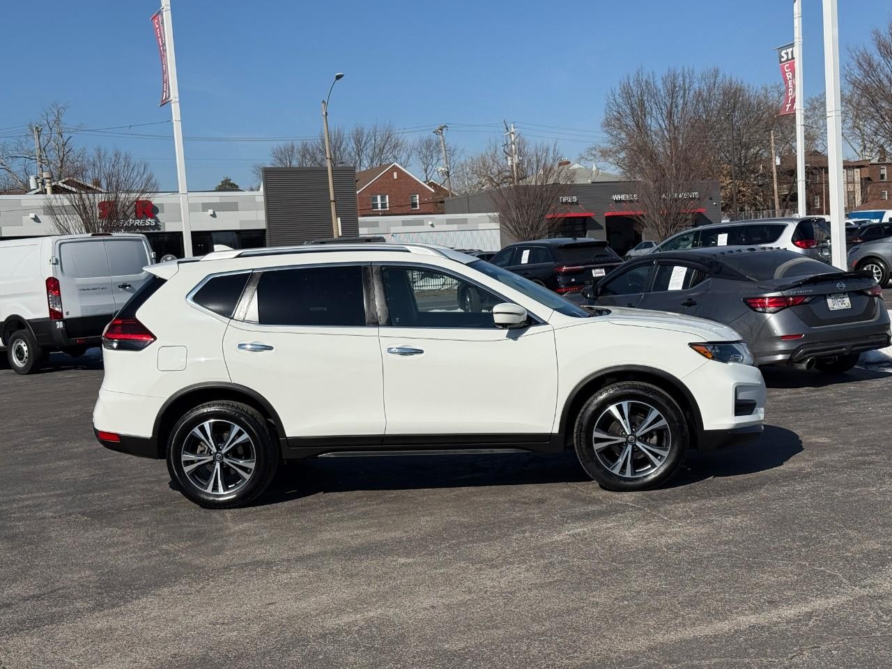 Nissan Rogue Vehicle Full-screen Gallery Image 05