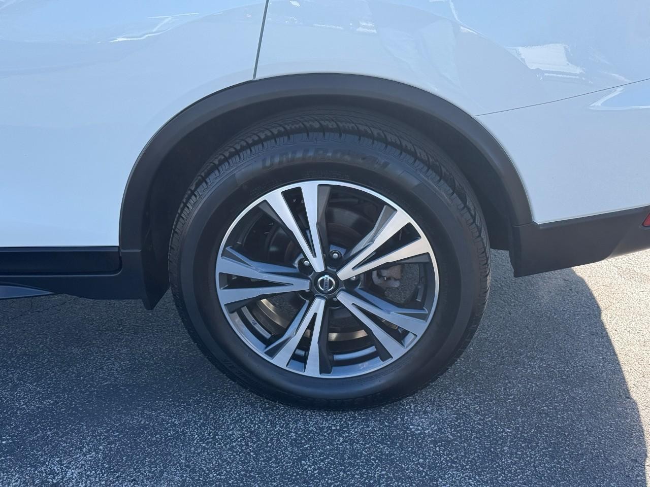 Nissan Rogue Vehicle Full-screen Gallery Image 06