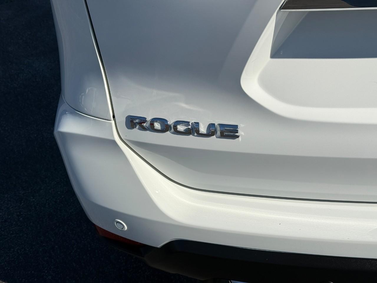 Nissan Rogue Vehicle Full-screen Gallery Image 08