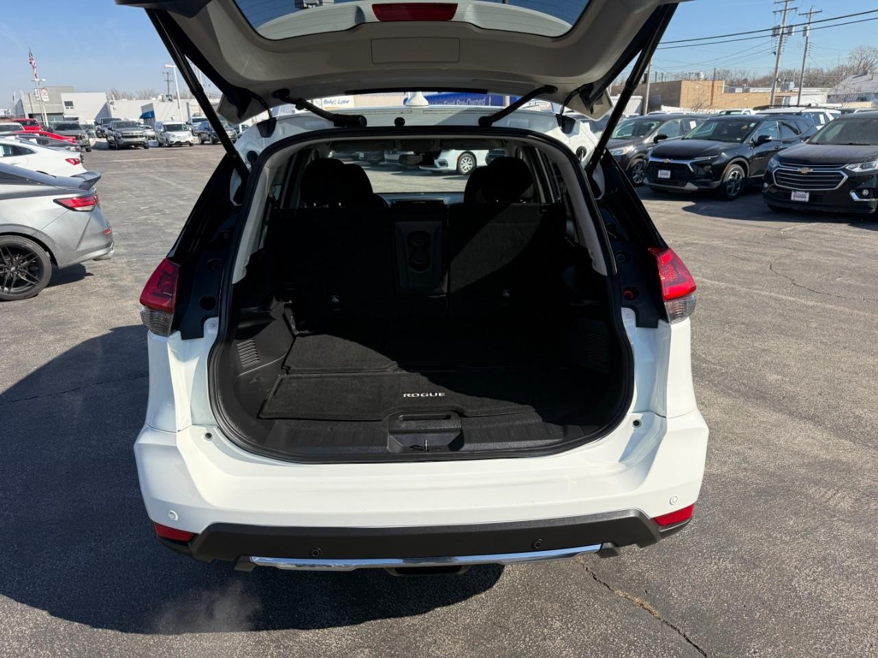 Nissan Rogue Vehicle Full-screen Gallery Image 09