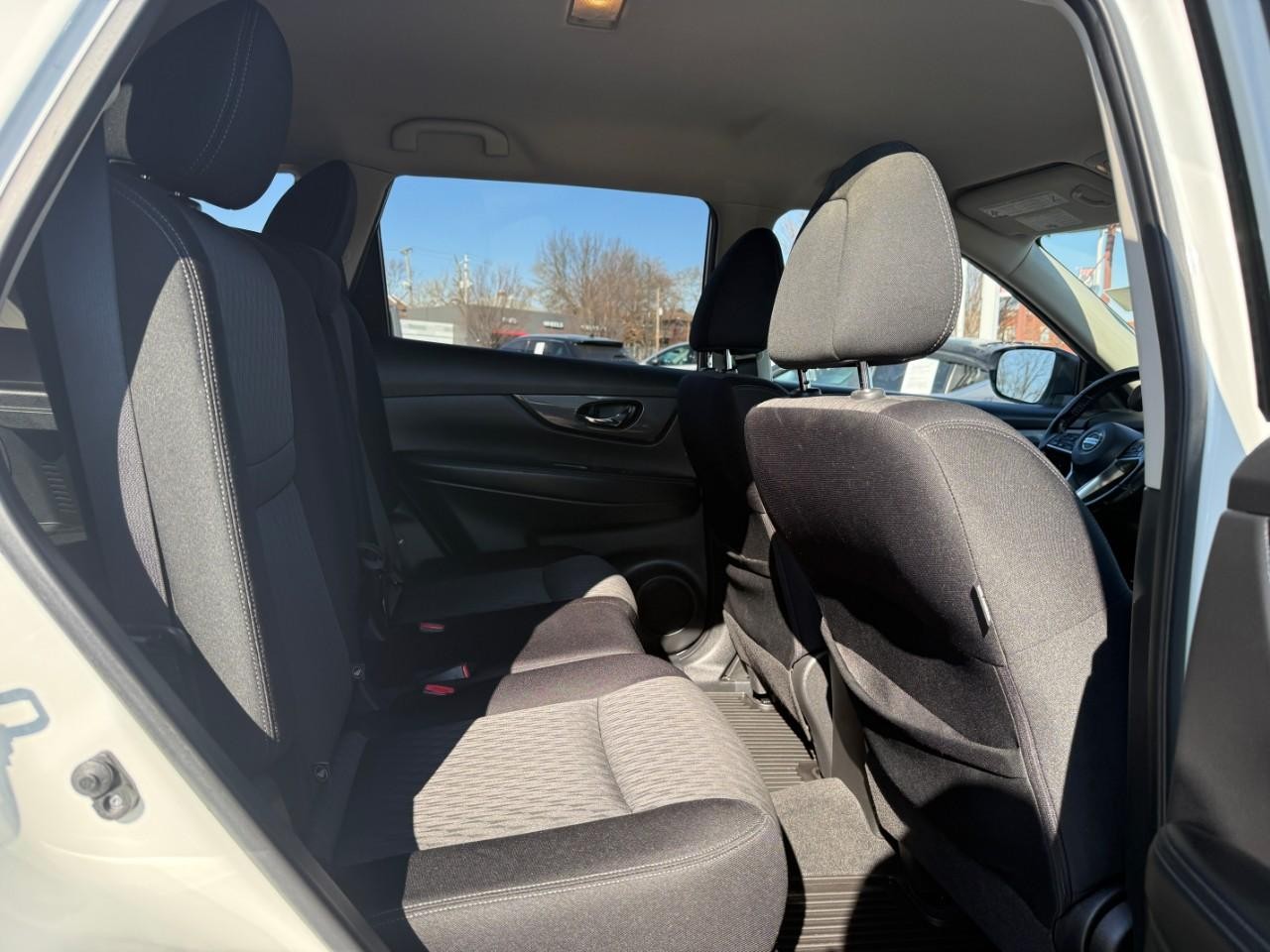 Nissan Rogue Vehicle Full-screen Gallery Image 11