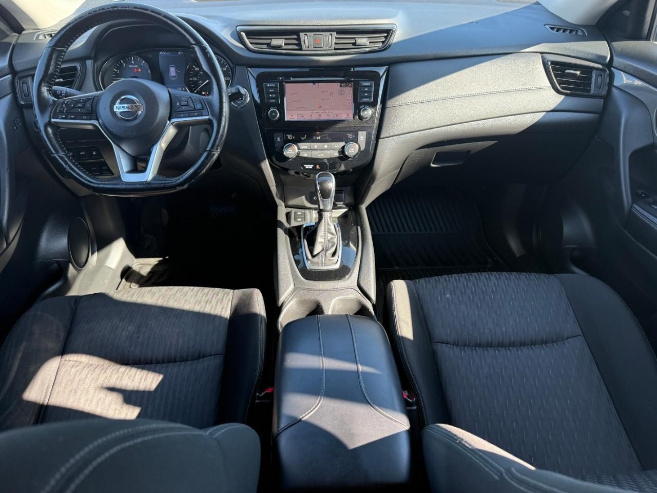 Nissan Rogue Vehicle Full-screen Gallery Image 12