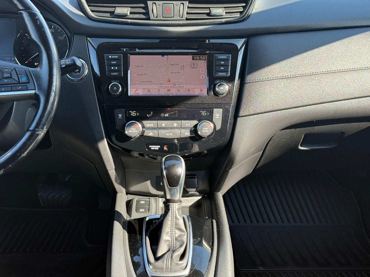 Nissan Rogue Vehicle Full-screen Gallery Image 15