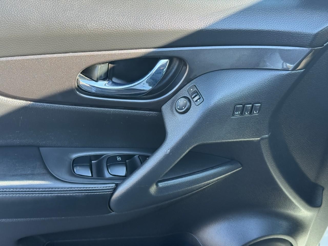 Nissan Rogue Vehicle Full-screen Gallery Image 17