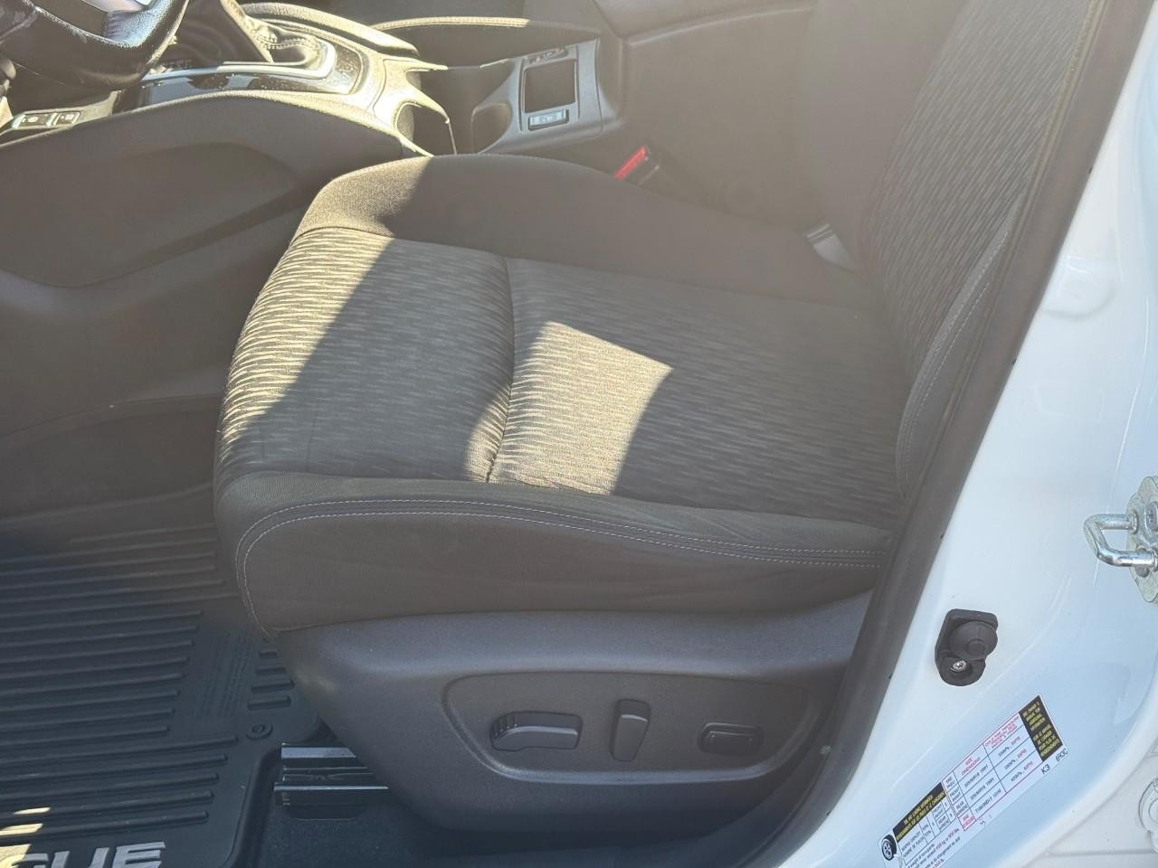 Nissan Rogue Vehicle Full-screen Gallery Image 19