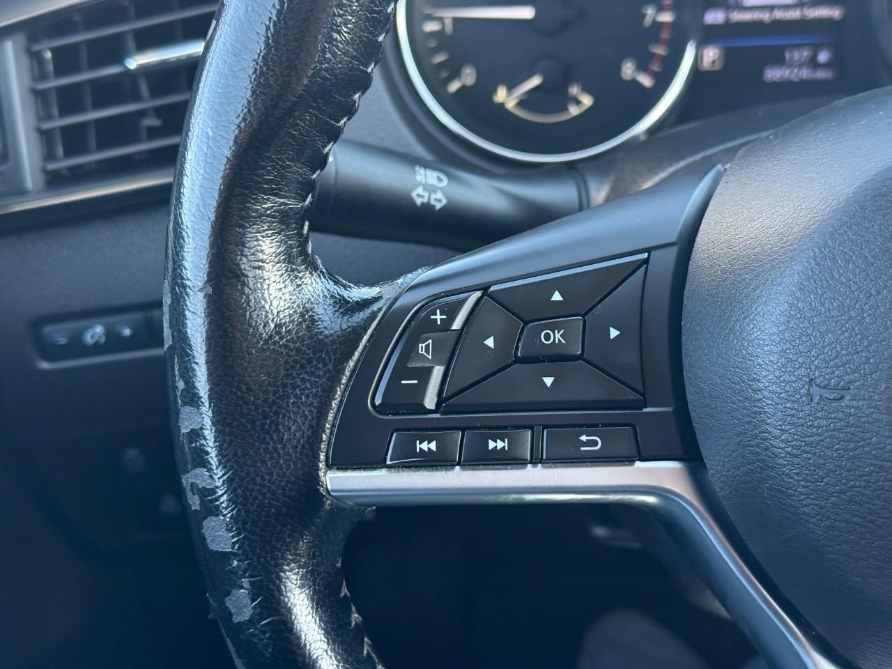 Nissan Rogue Vehicle Full-screen Gallery Image 21