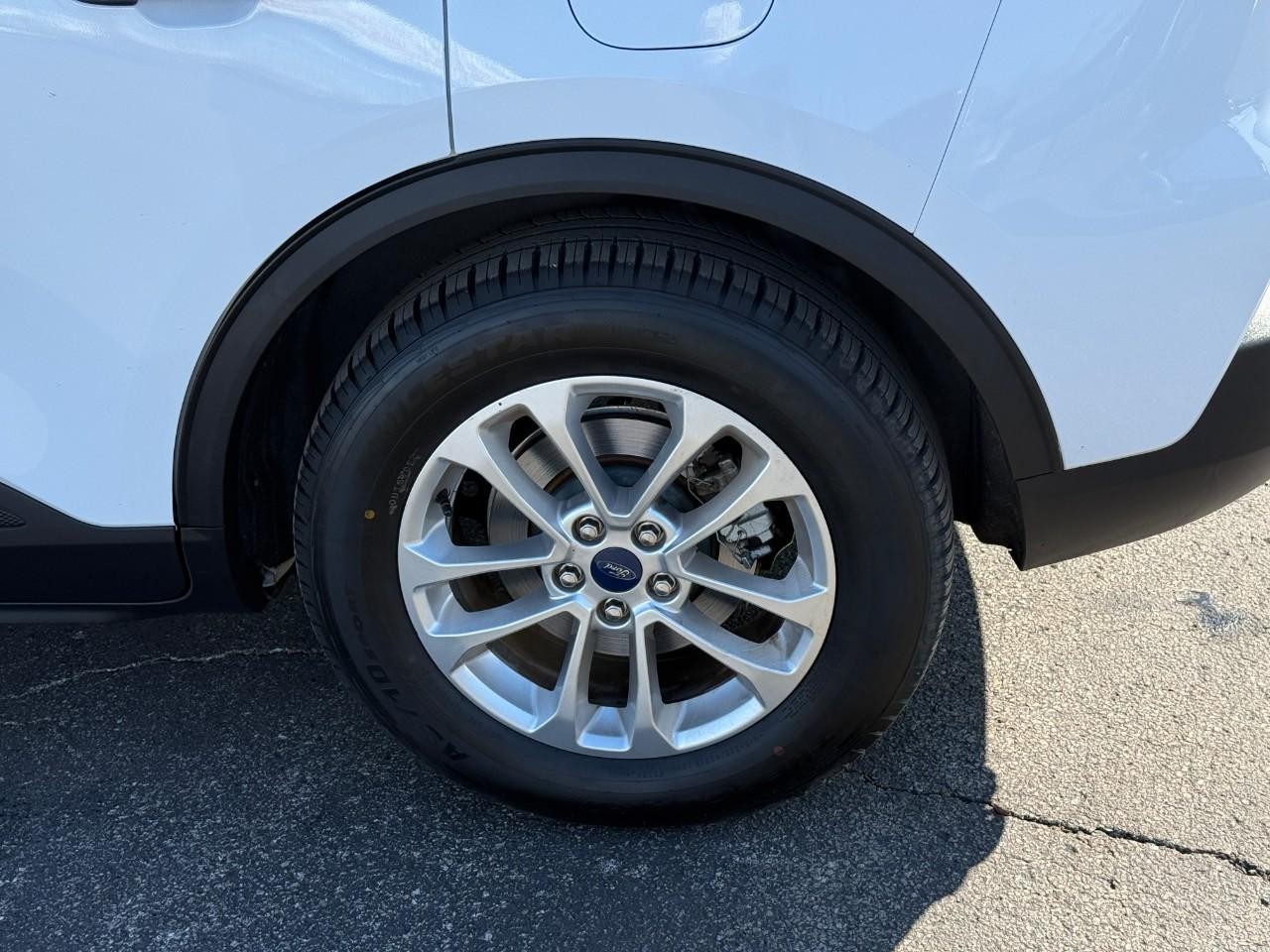 Ford Escape Vehicle Full-screen Gallery Image 09