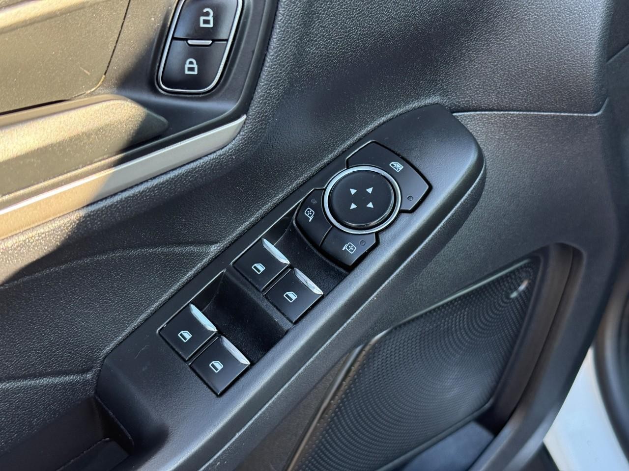 Ford Escape Vehicle Full-screen Gallery Image 17