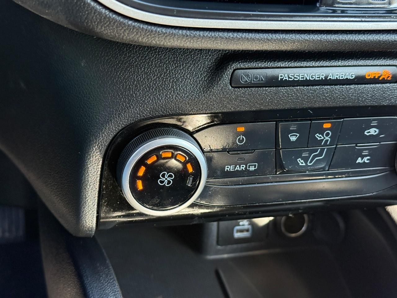 Ford Escape Vehicle Full-screen Gallery Image 24