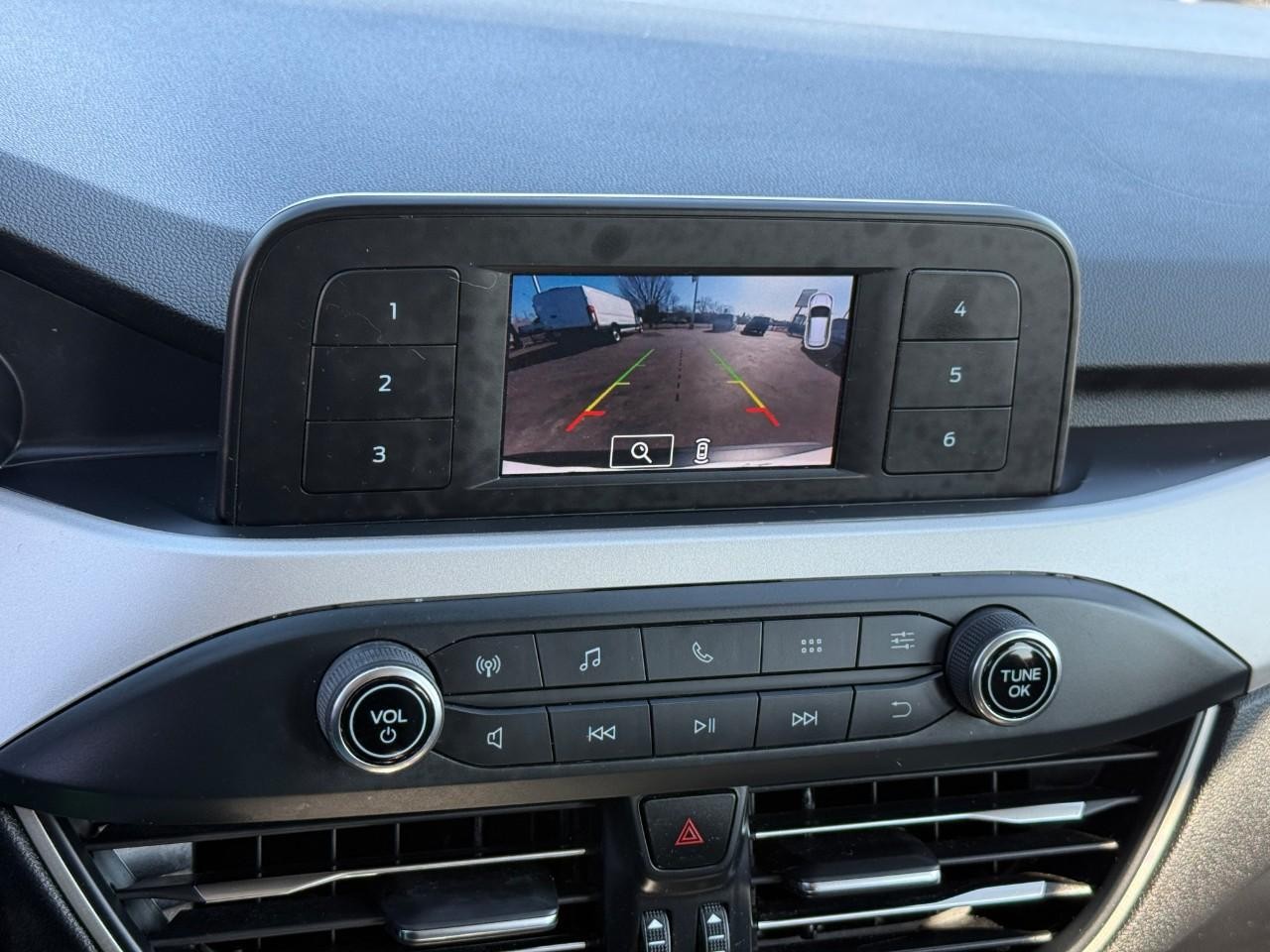 Ford Escape Vehicle Full-screen Gallery Image 25