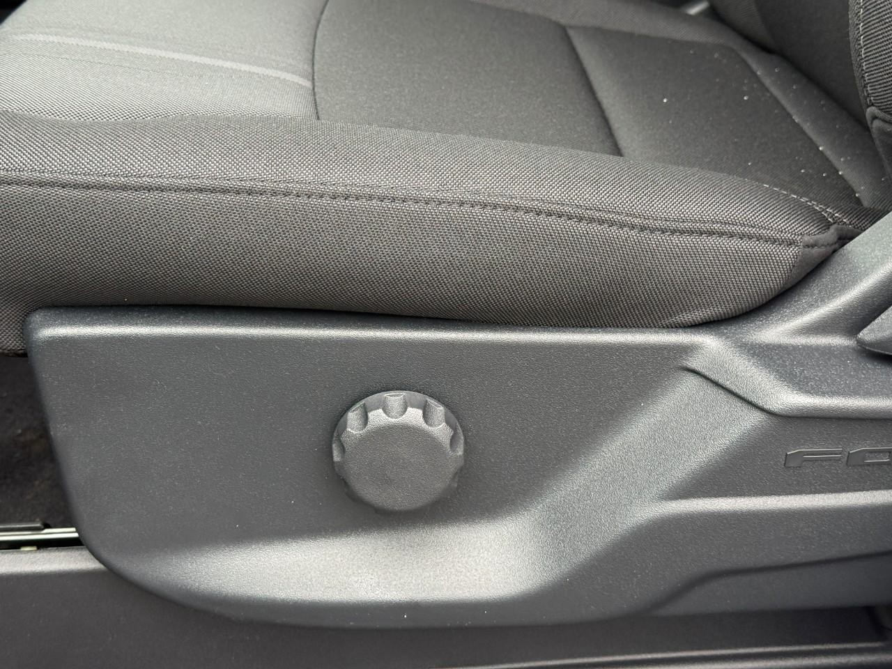 Ford F-150 Vehicle Full-screen Gallery Image 12