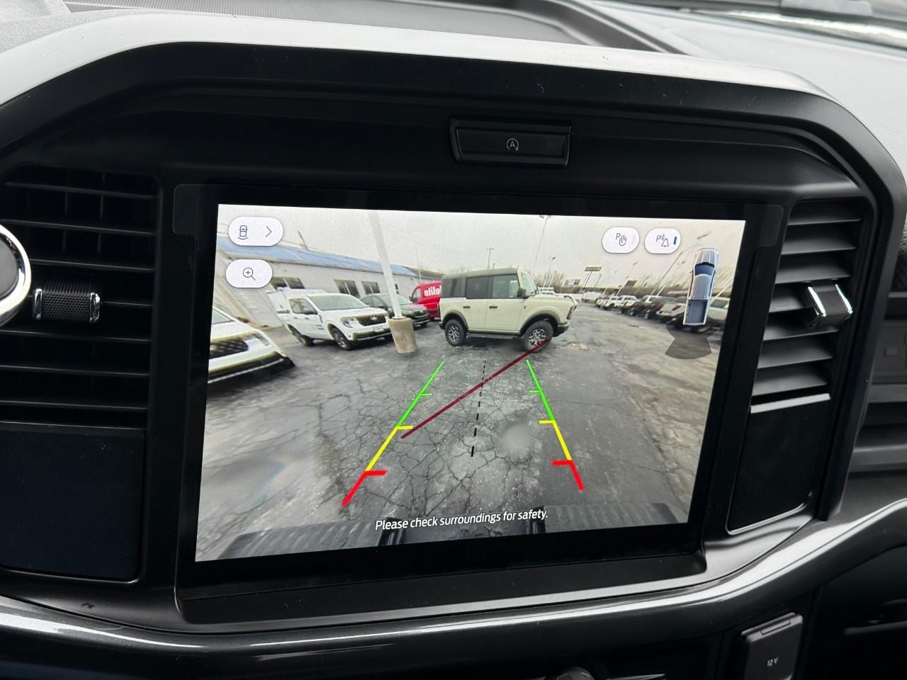 Ford F-150 Vehicle Full-screen Gallery Image 15