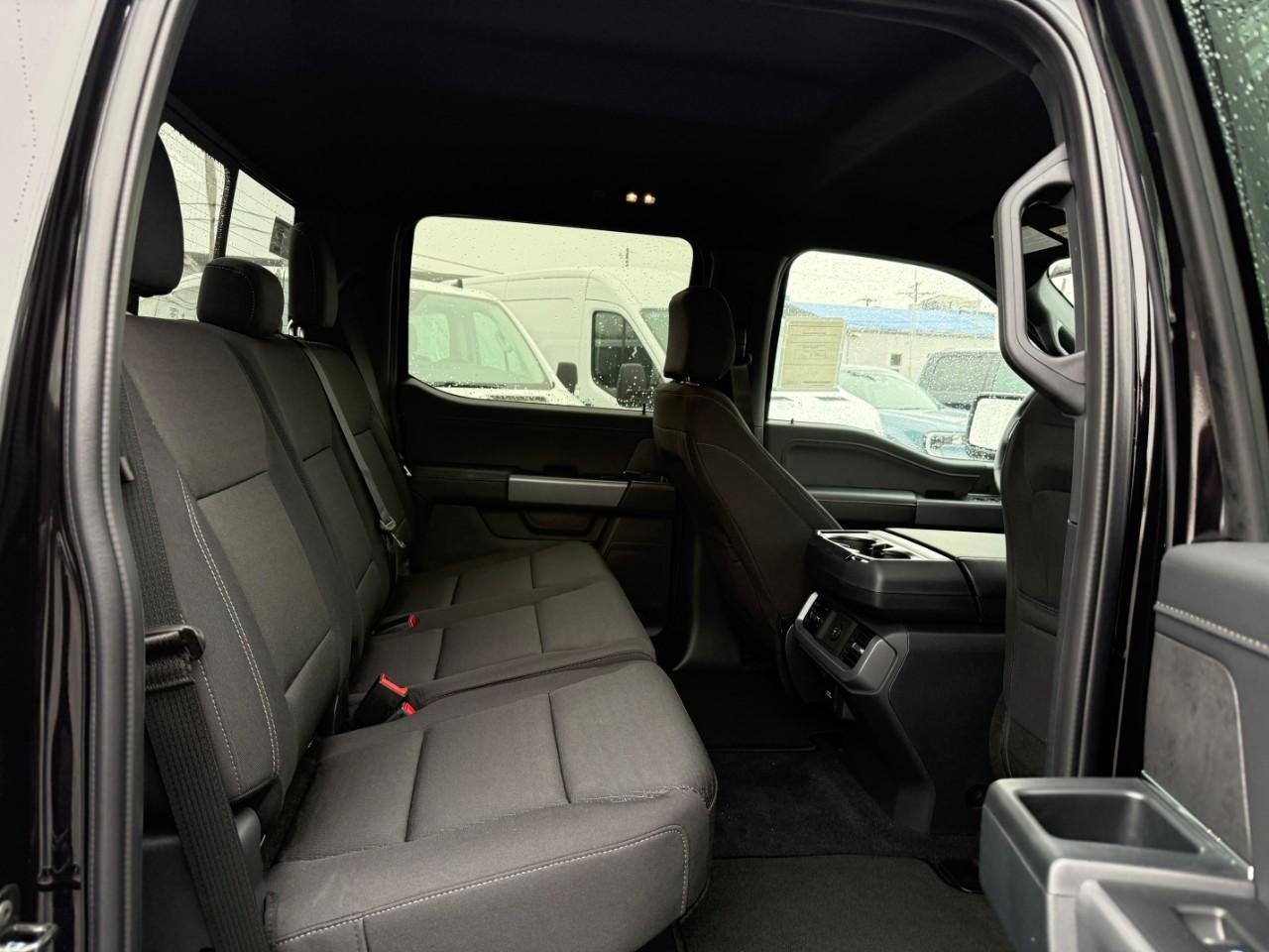 Ford F-150 Vehicle Full-screen Gallery Image 05