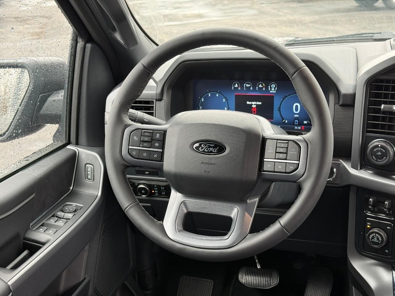 Ford F-150 Vehicle Full-screen Gallery Image 07