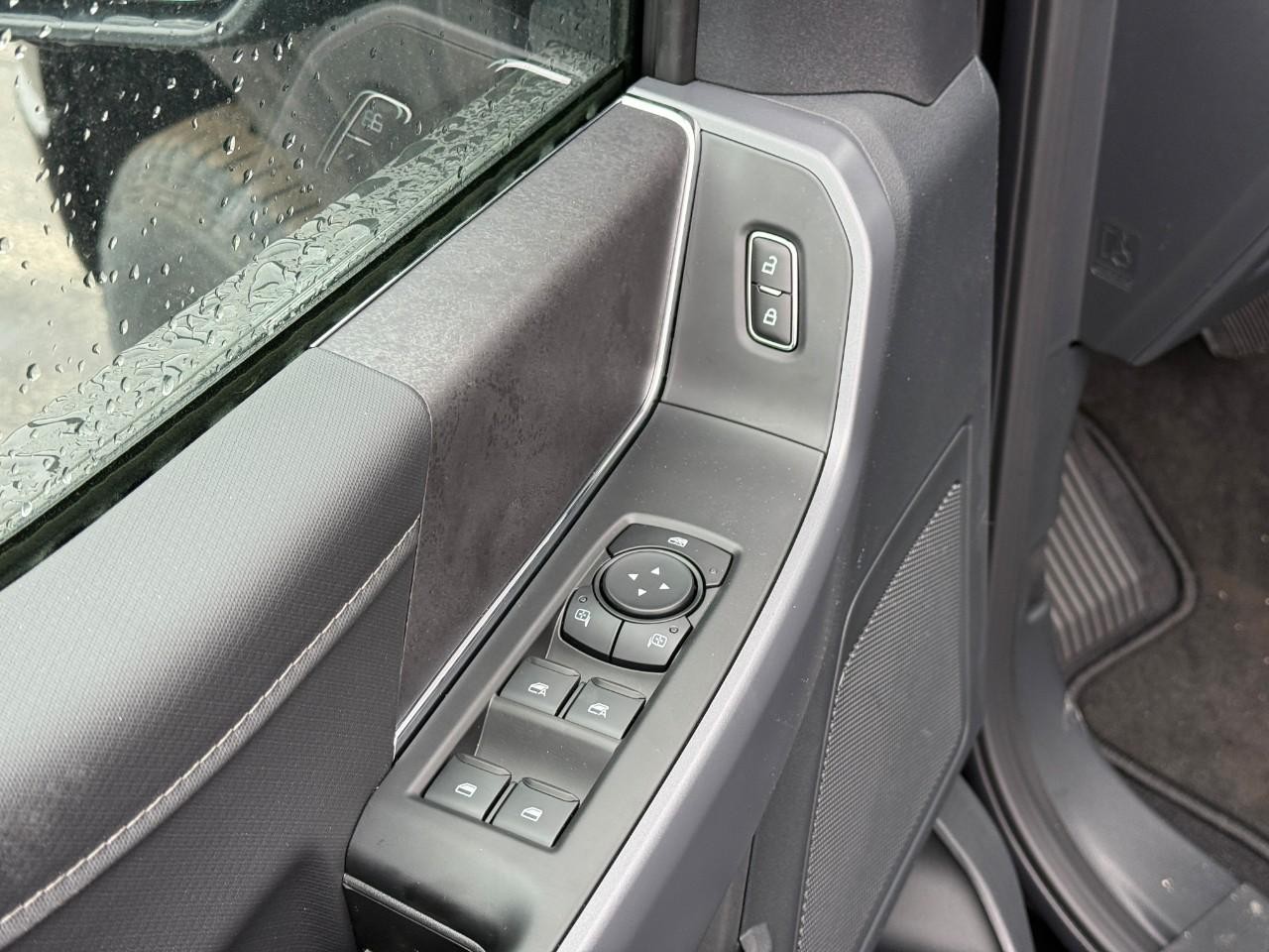 Ford F-150 Vehicle Full-screen Gallery Image 10