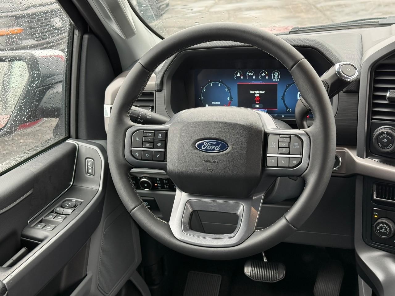 Ford F-150 Vehicle Full-screen Gallery Image 07