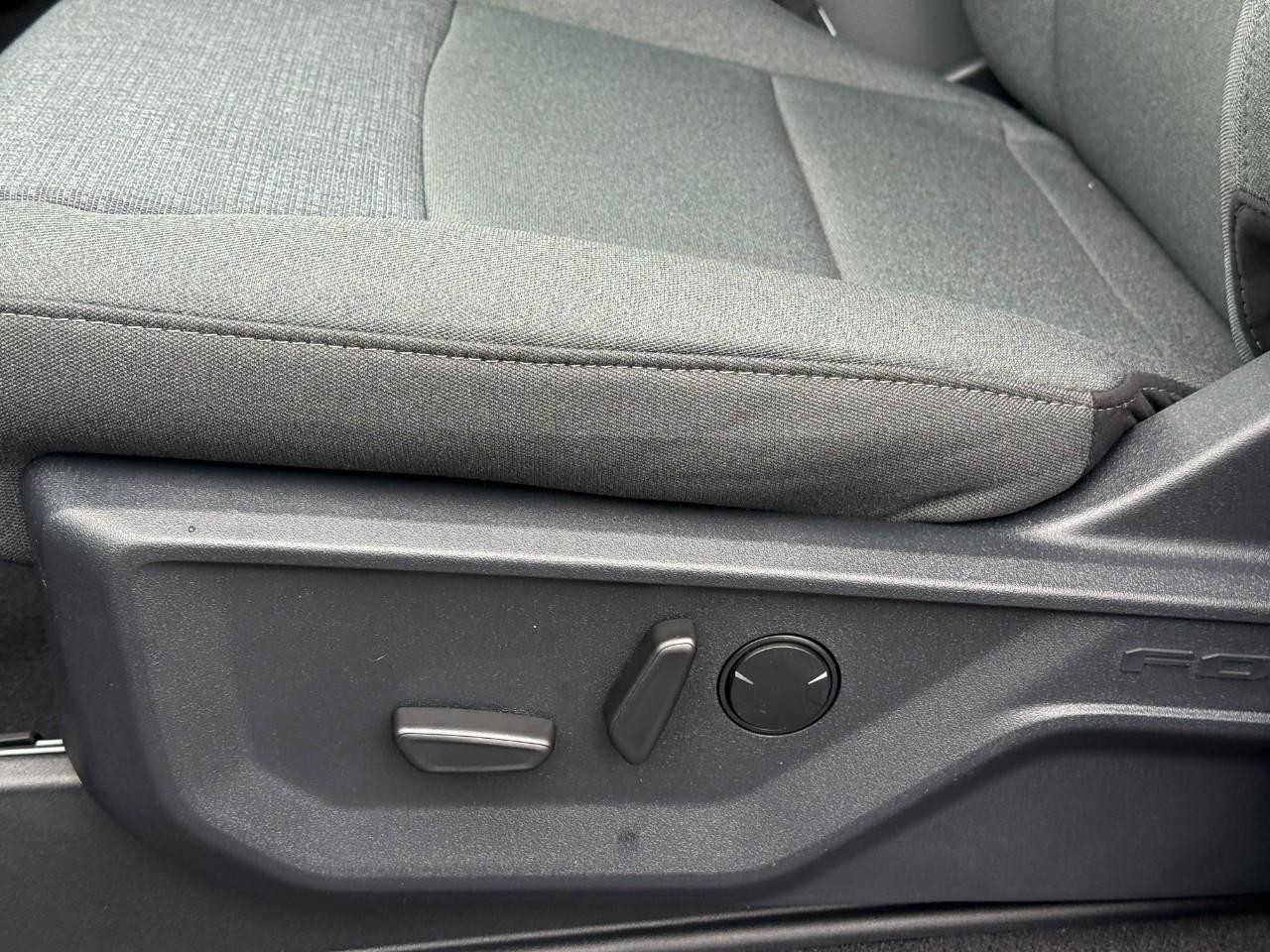 Ford F-150 Vehicle Full-screen Gallery Image 12