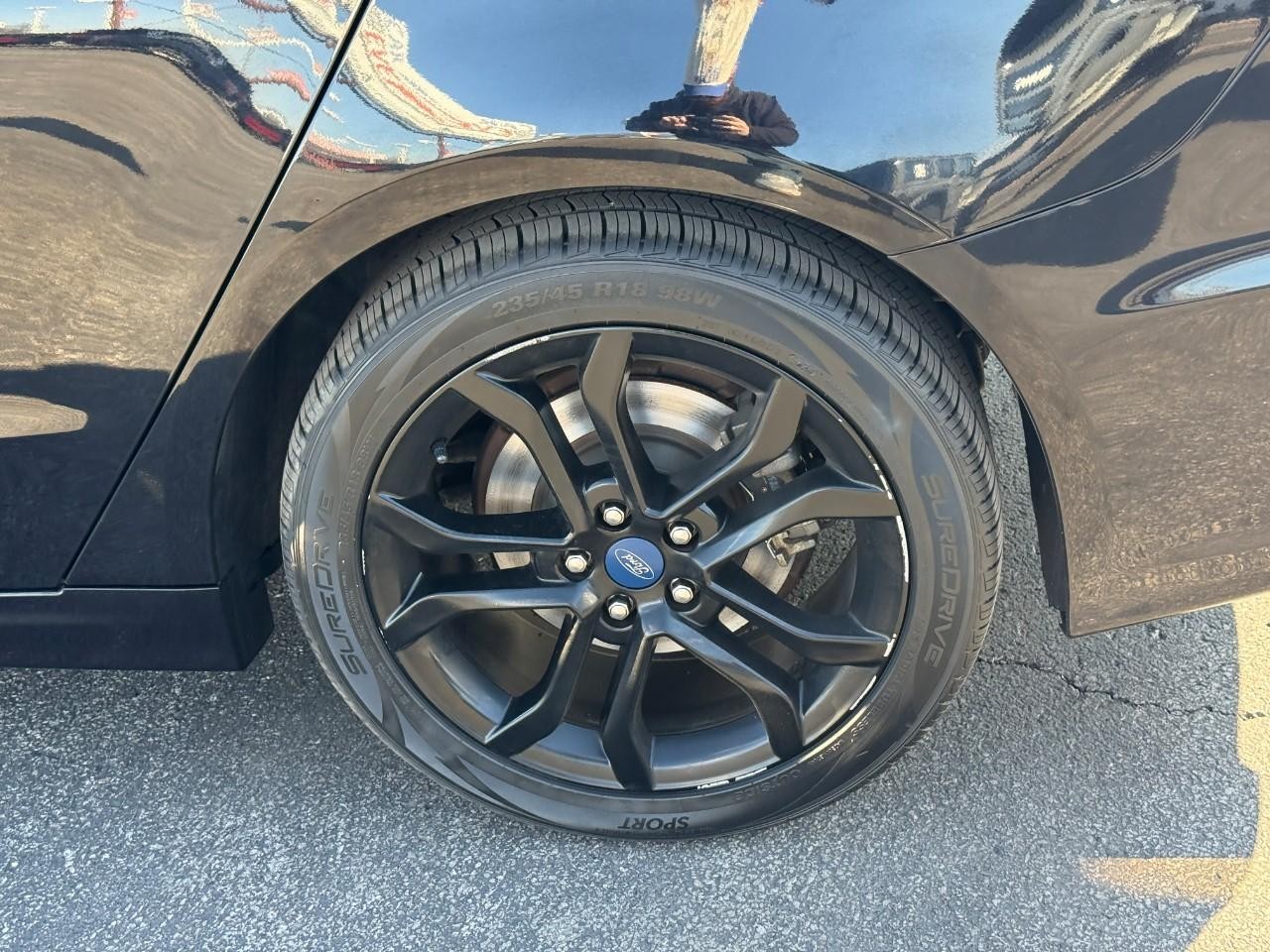 Ford Fusion Vehicle Full-screen Gallery Image 09