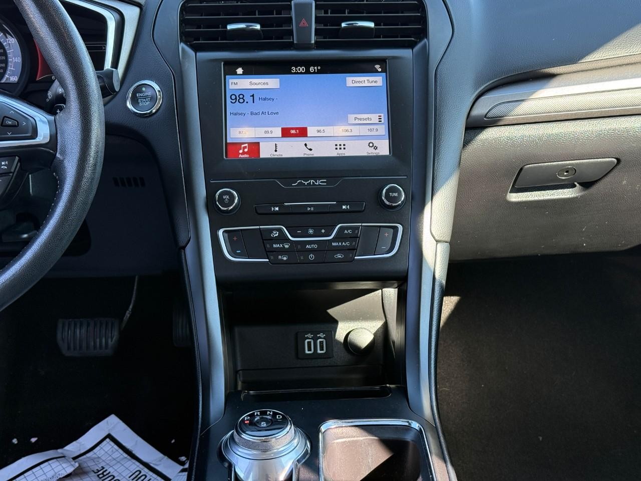 Ford Fusion Vehicle Full-screen Gallery Image 14