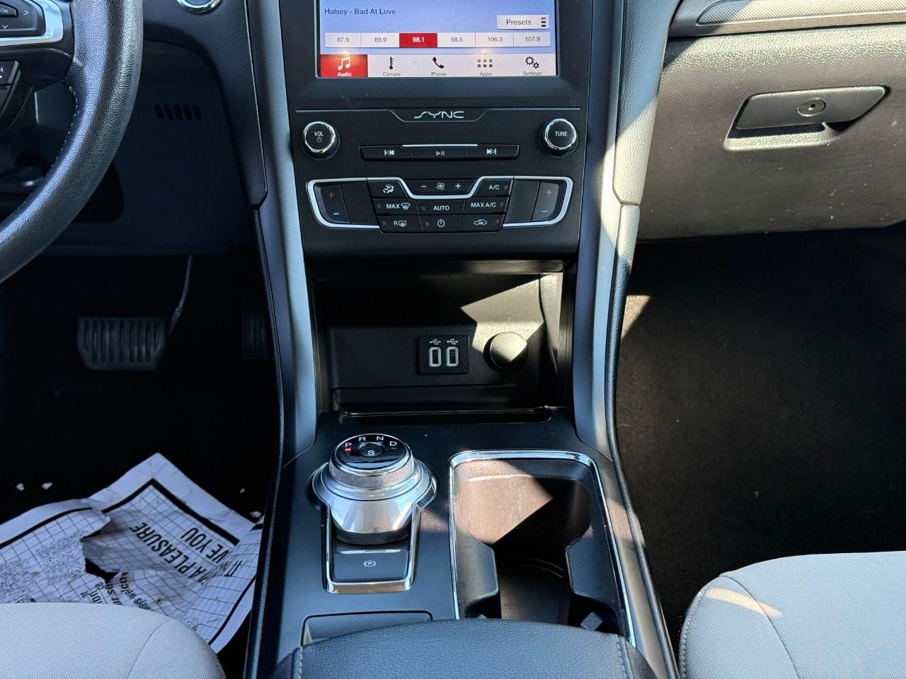 Ford Fusion Vehicle Full-screen Gallery Image 15