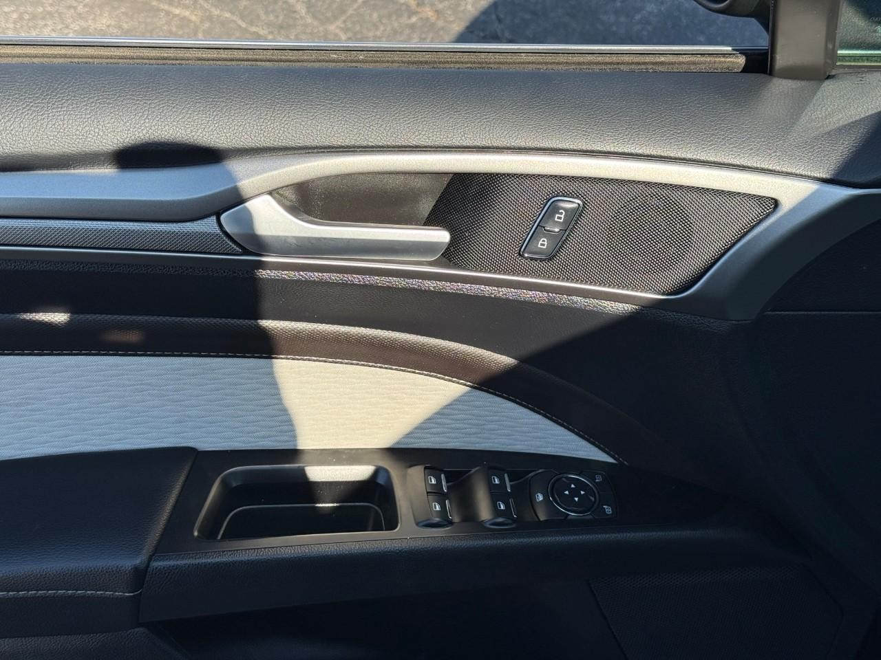 Ford Fusion Vehicle Full-screen Gallery Image 16