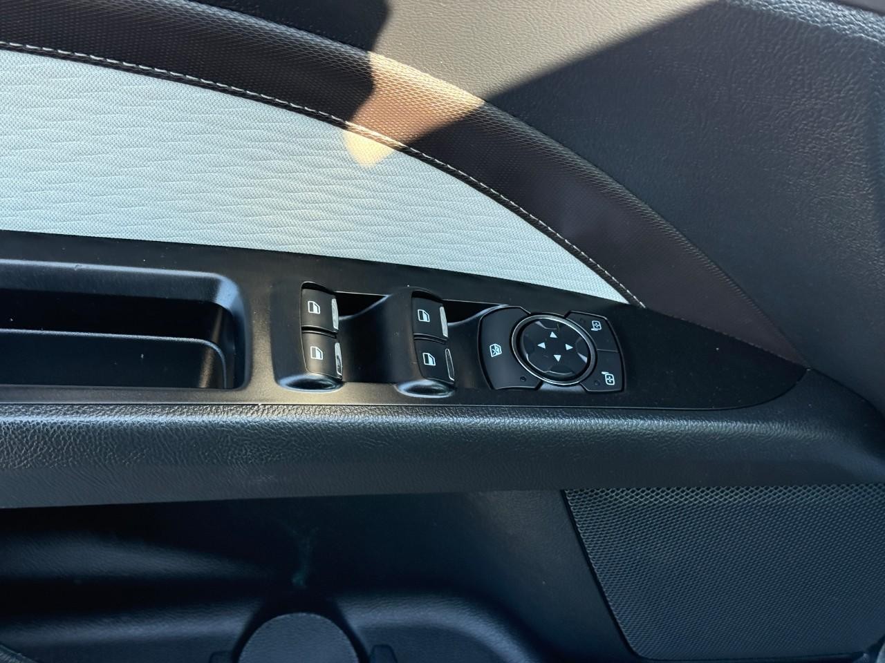 Ford Fusion Vehicle Full-screen Gallery Image 17