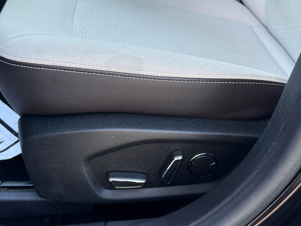 Ford Fusion Vehicle Full-screen Gallery Image 19