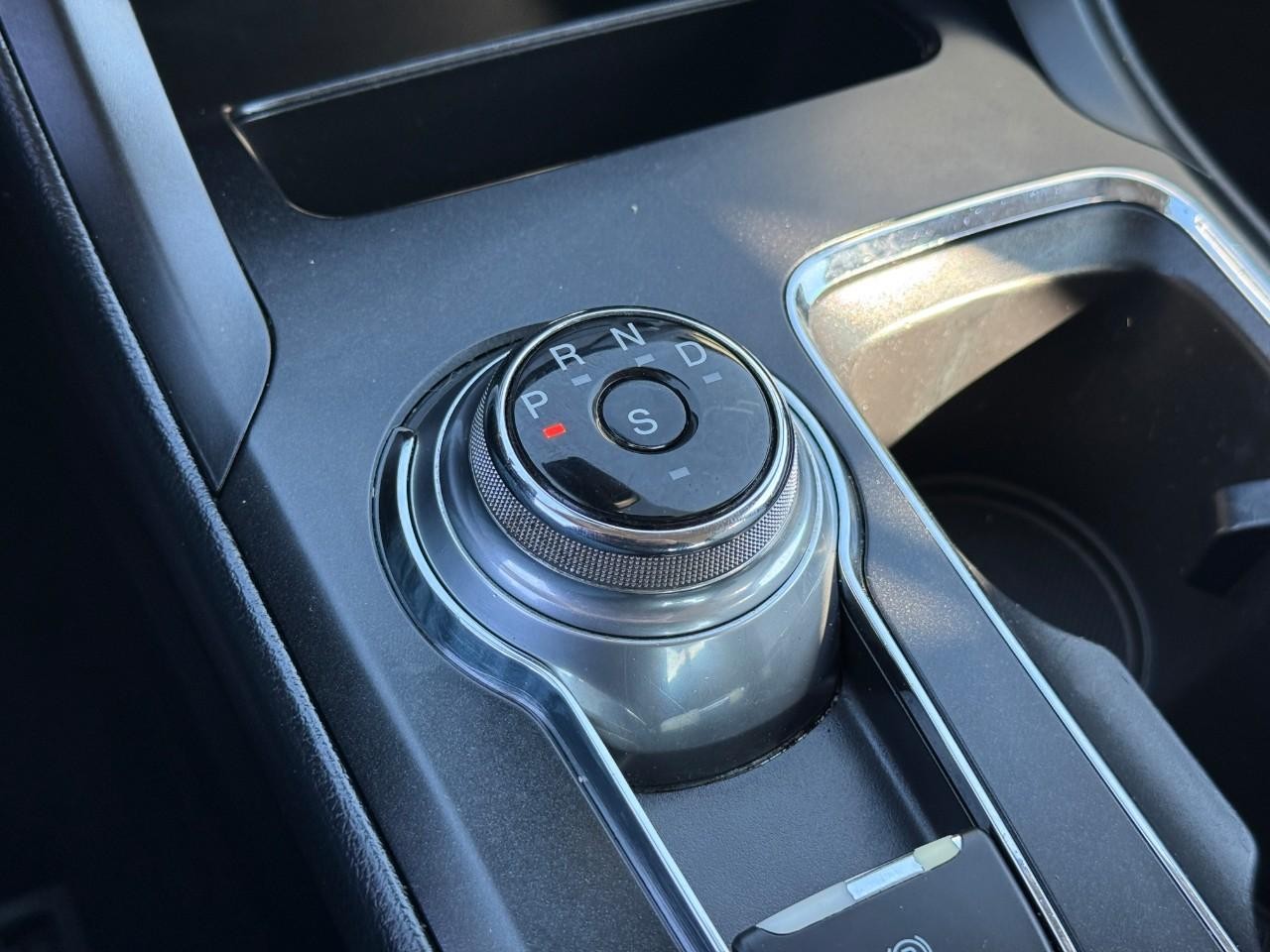 Ford Fusion Vehicle Full-screen Gallery Image 23