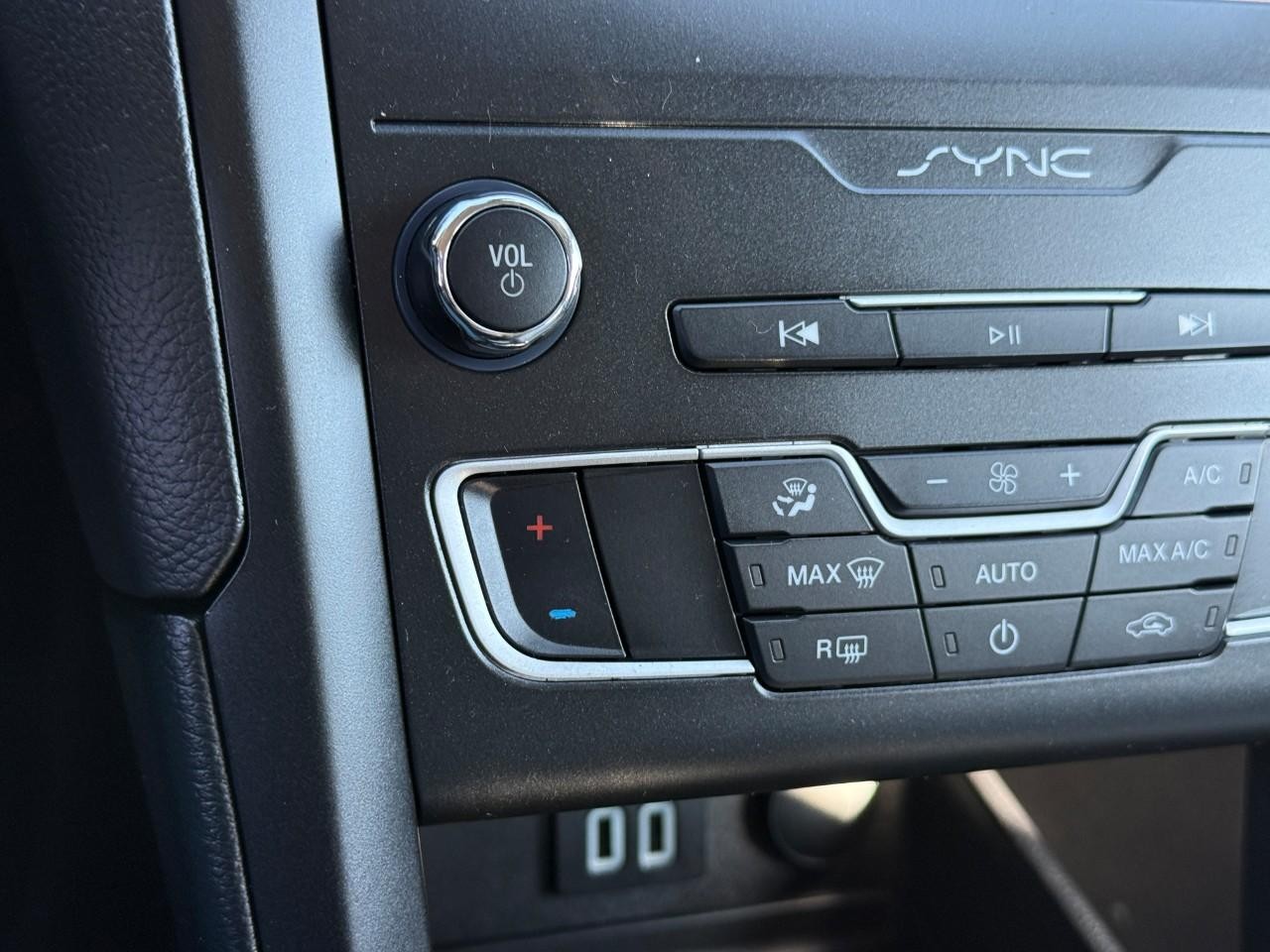 Ford Fusion Vehicle Full-screen Gallery Image 24