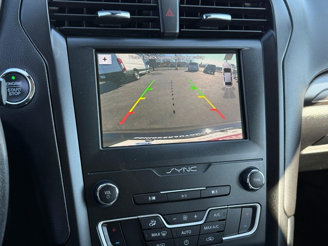 Ford Fusion Vehicle Full-screen Gallery Image 25