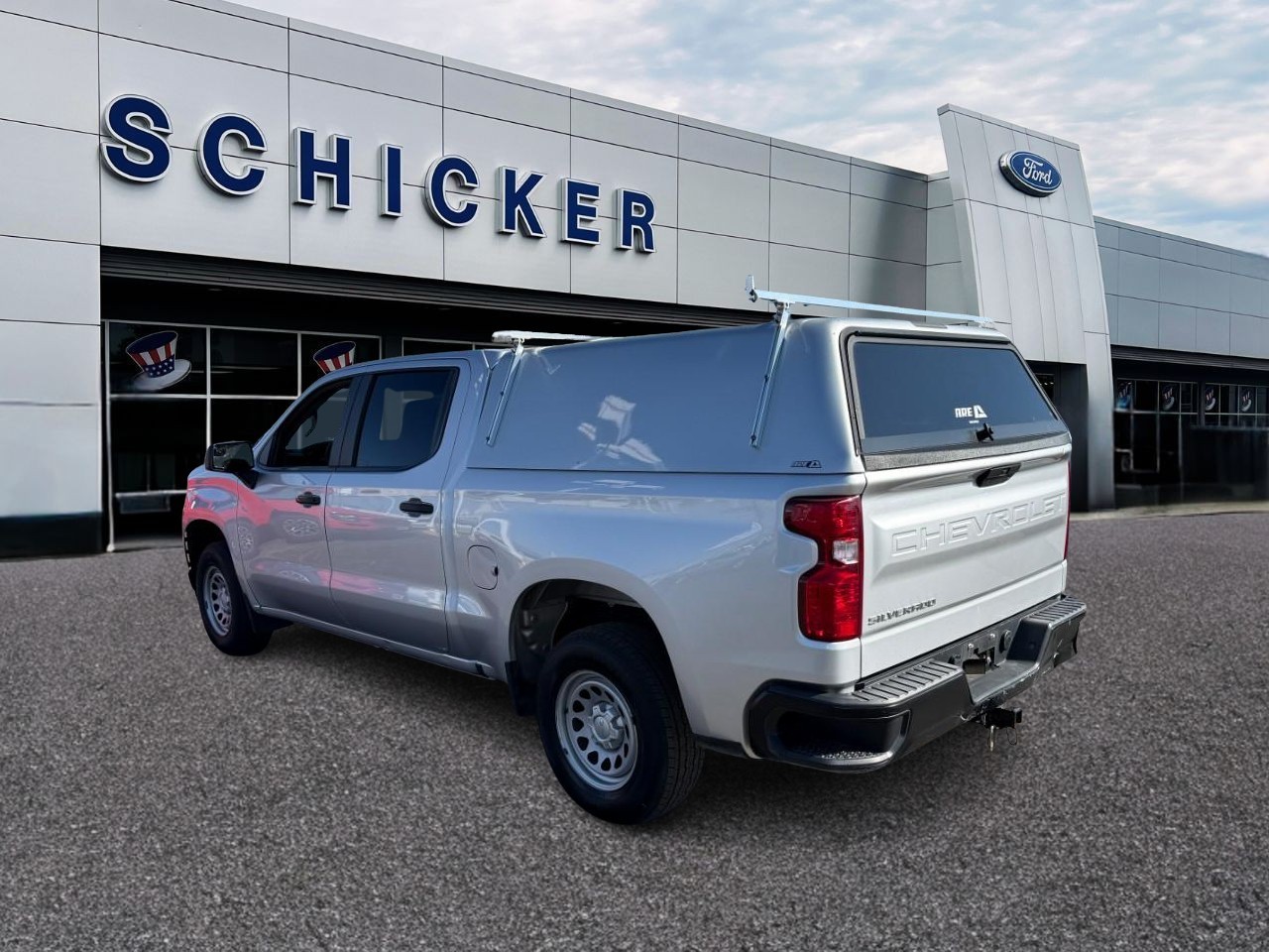 Chevrolet Silverado 1500 Vehicle Full-screen Gallery Image 03