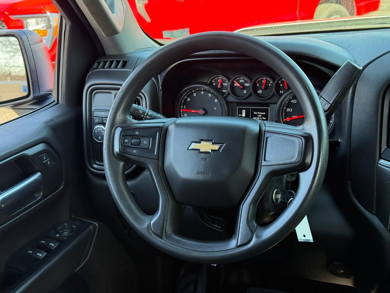 Chevrolet Silverado 1500 Vehicle Full-screen Gallery Image 11