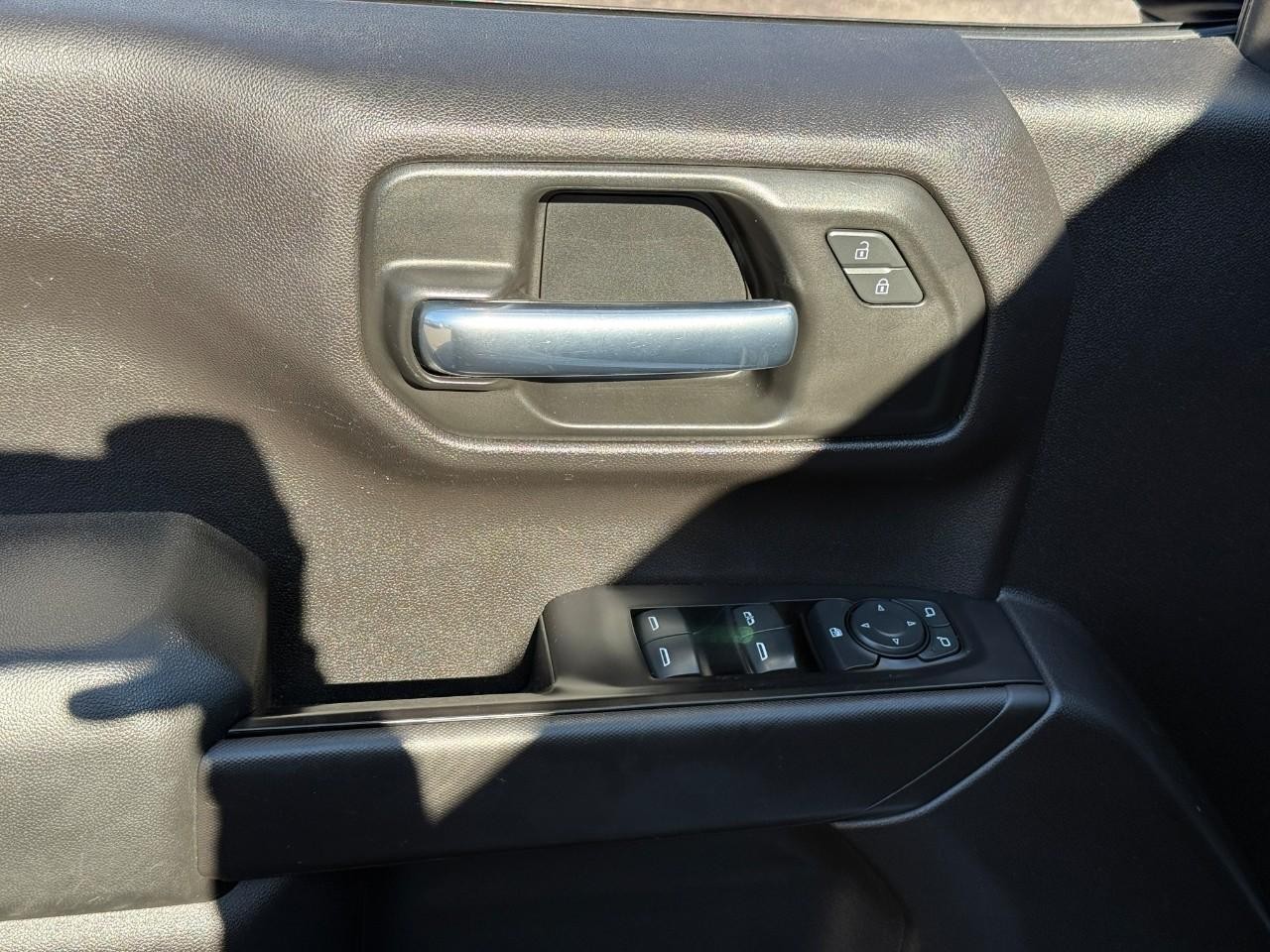 Chevrolet Silverado 1500 Vehicle Full-screen Gallery Image 14