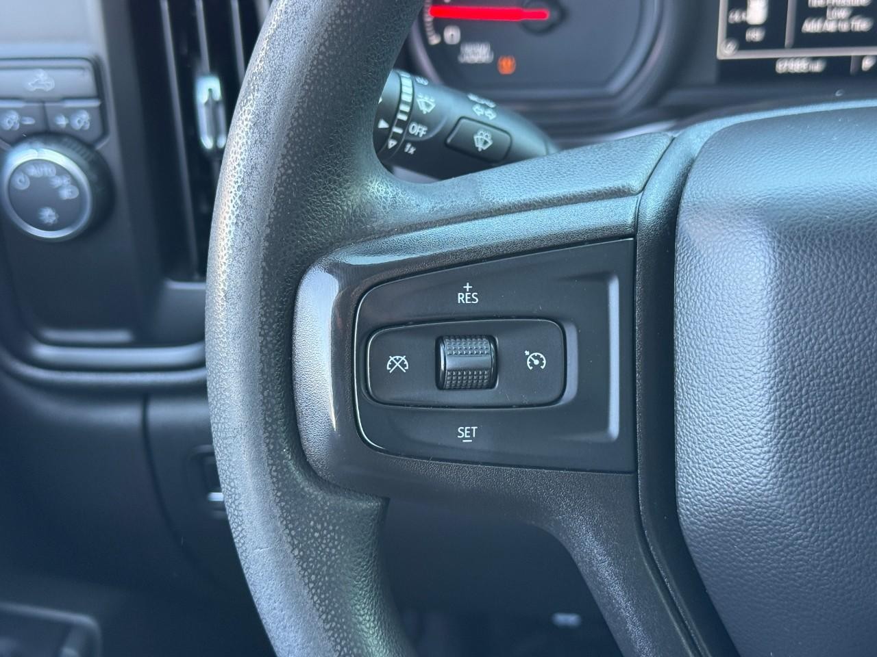 Chevrolet Silverado 1500 Vehicle Full-screen Gallery Image 18