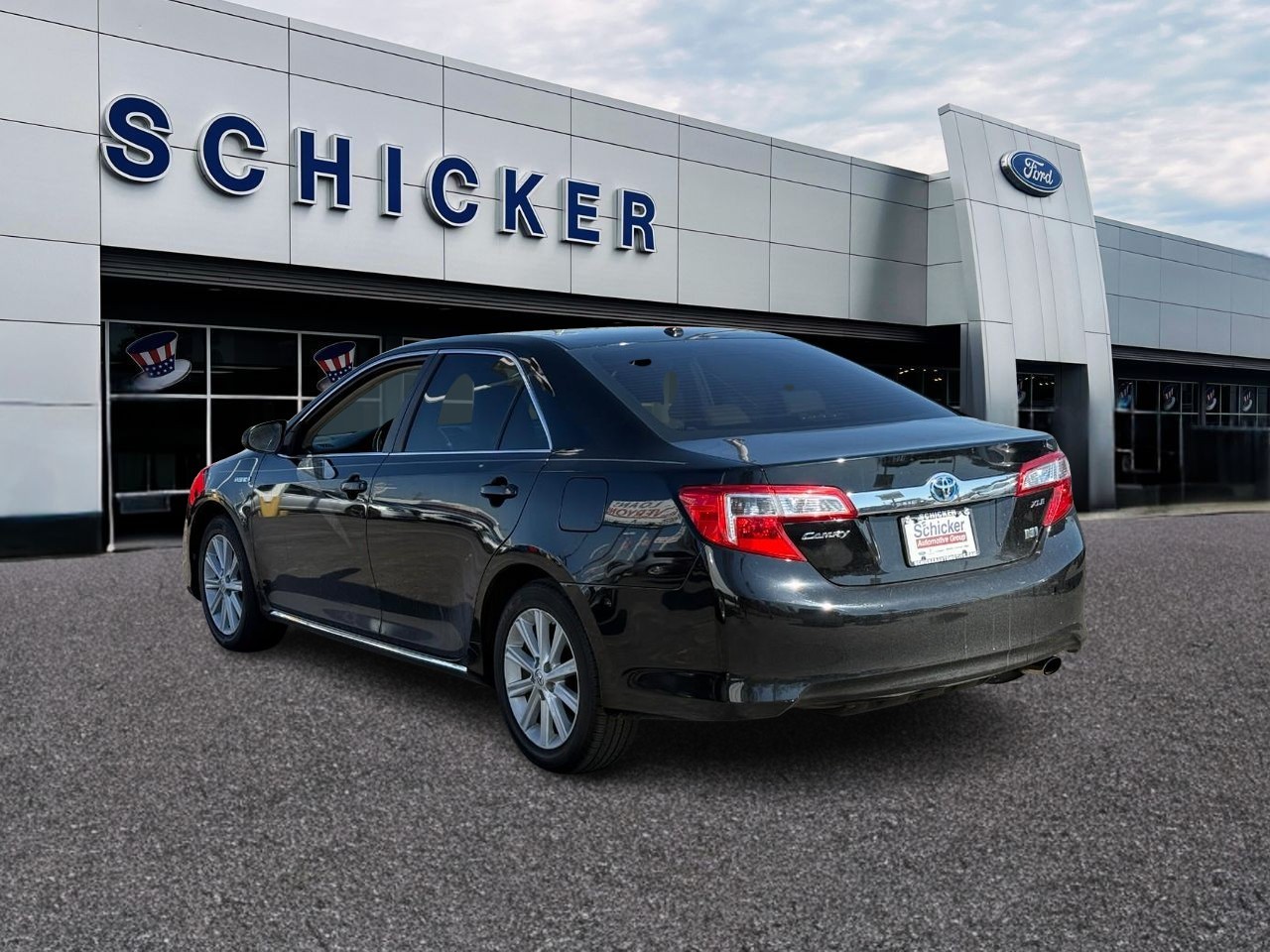 Toyota Camry Hybrid Vehicle Full-screen Gallery Image 03