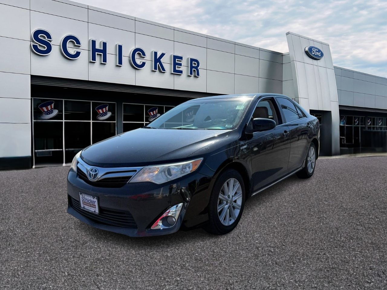 Toyota Camry Hybrid Vehicle Full-screen Gallery Image 04