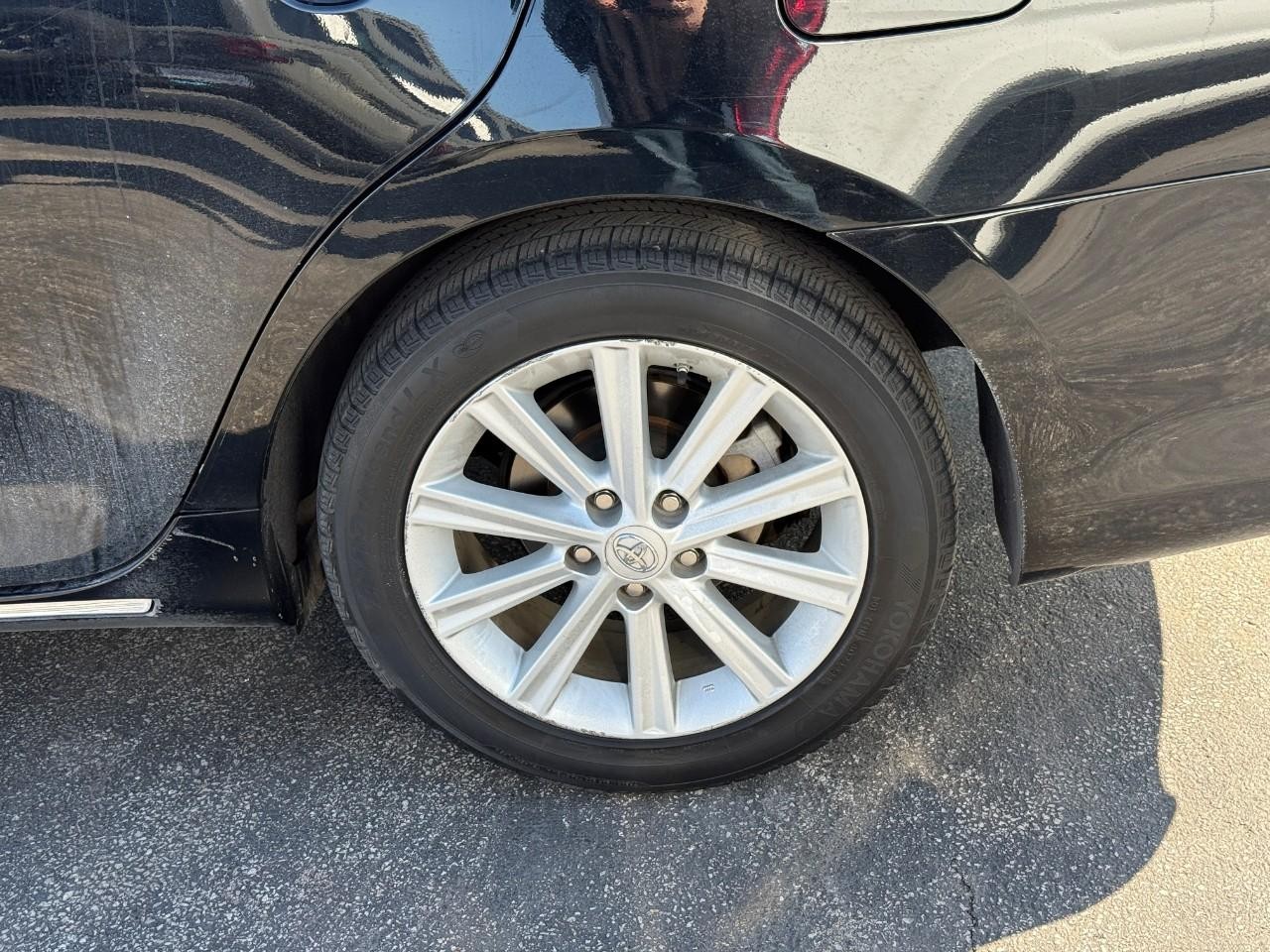 Toyota Camry Hybrid Vehicle Full-screen Gallery Image 09