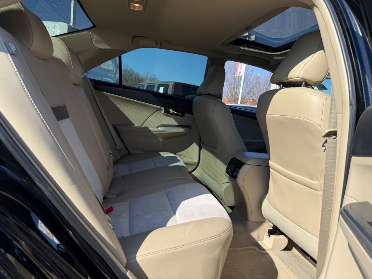 Toyota Camry Hybrid Vehicle Full-screen Gallery Image 10