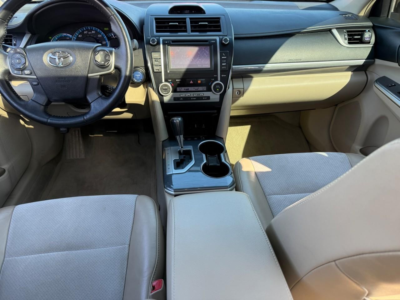 Toyota Camry Hybrid Vehicle Full-screen Gallery Image 11