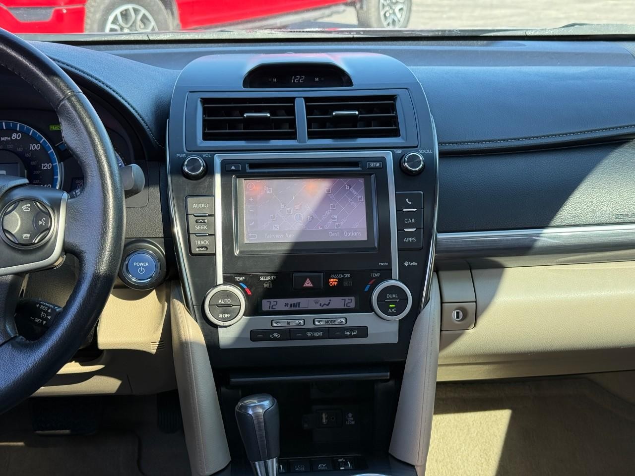 Toyota Camry Hybrid Vehicle Full-screen Gallery Image 13