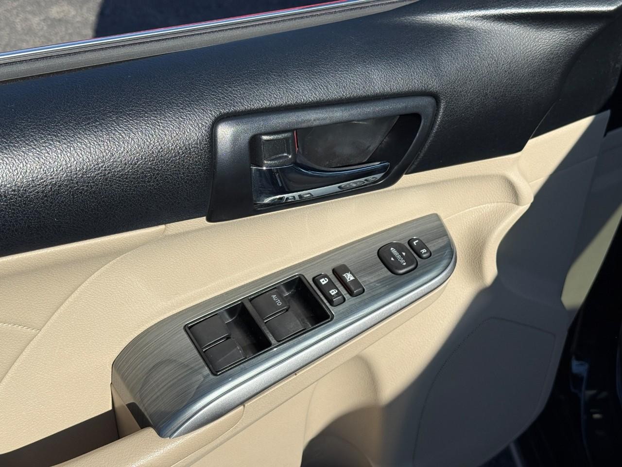 Toyota Camry Hybrid Vehicle Full-screen Gallery Image 17