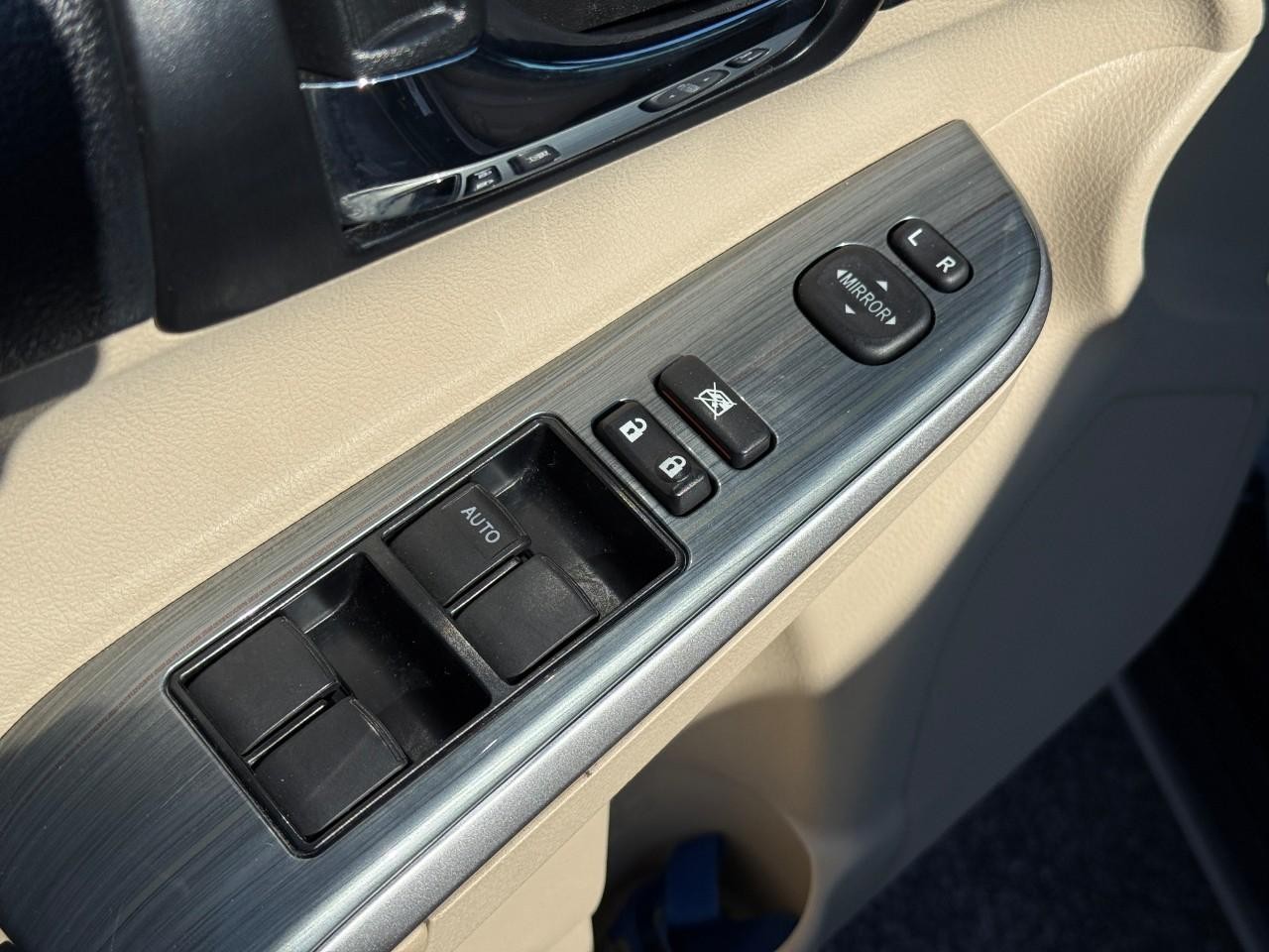 Toyota Camry Hybrid Vehicle Full-screen Gallery Image 18