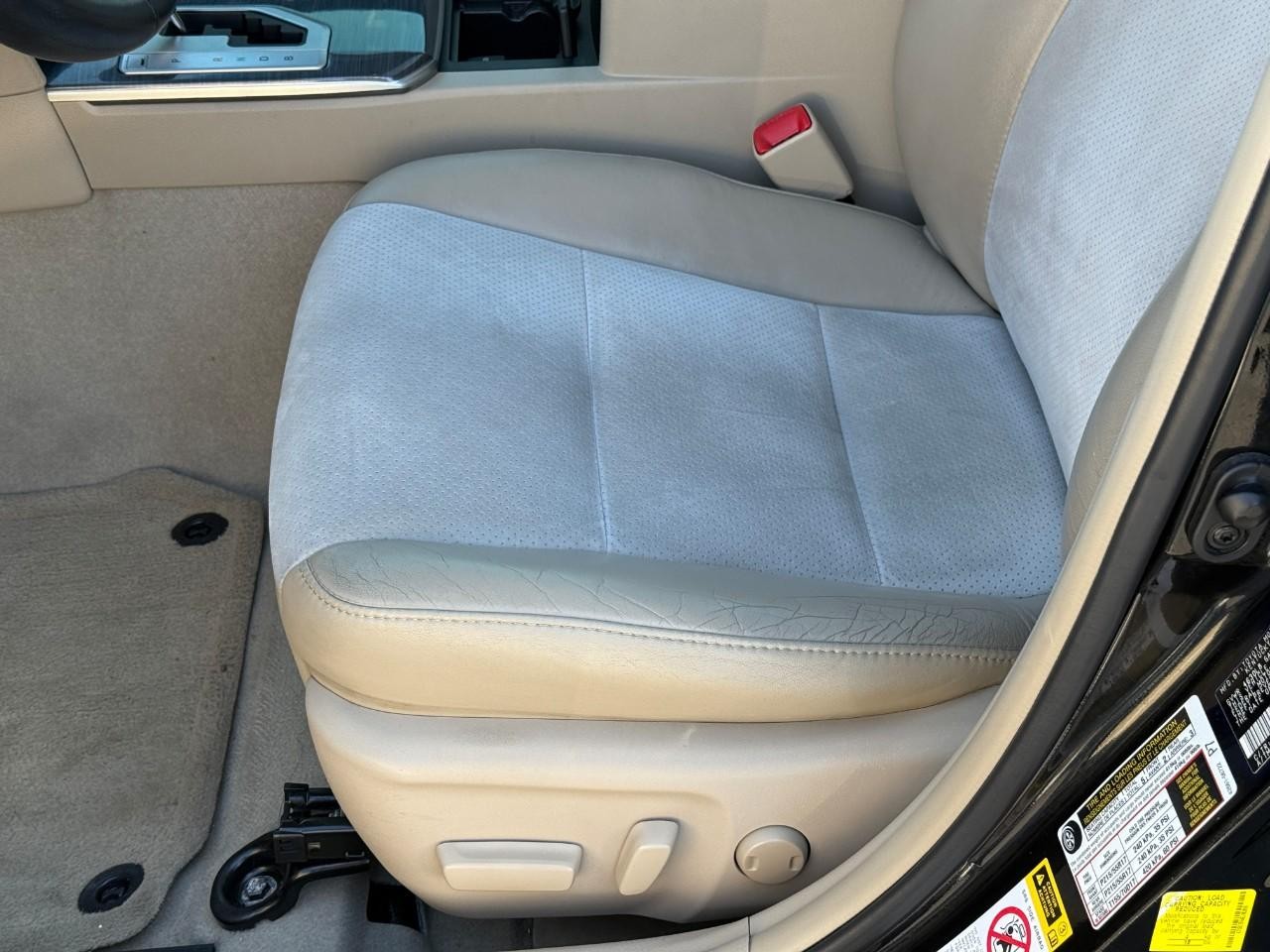 Toyota Camry Hybrid Vehicle Full-screen Gallery Image 19