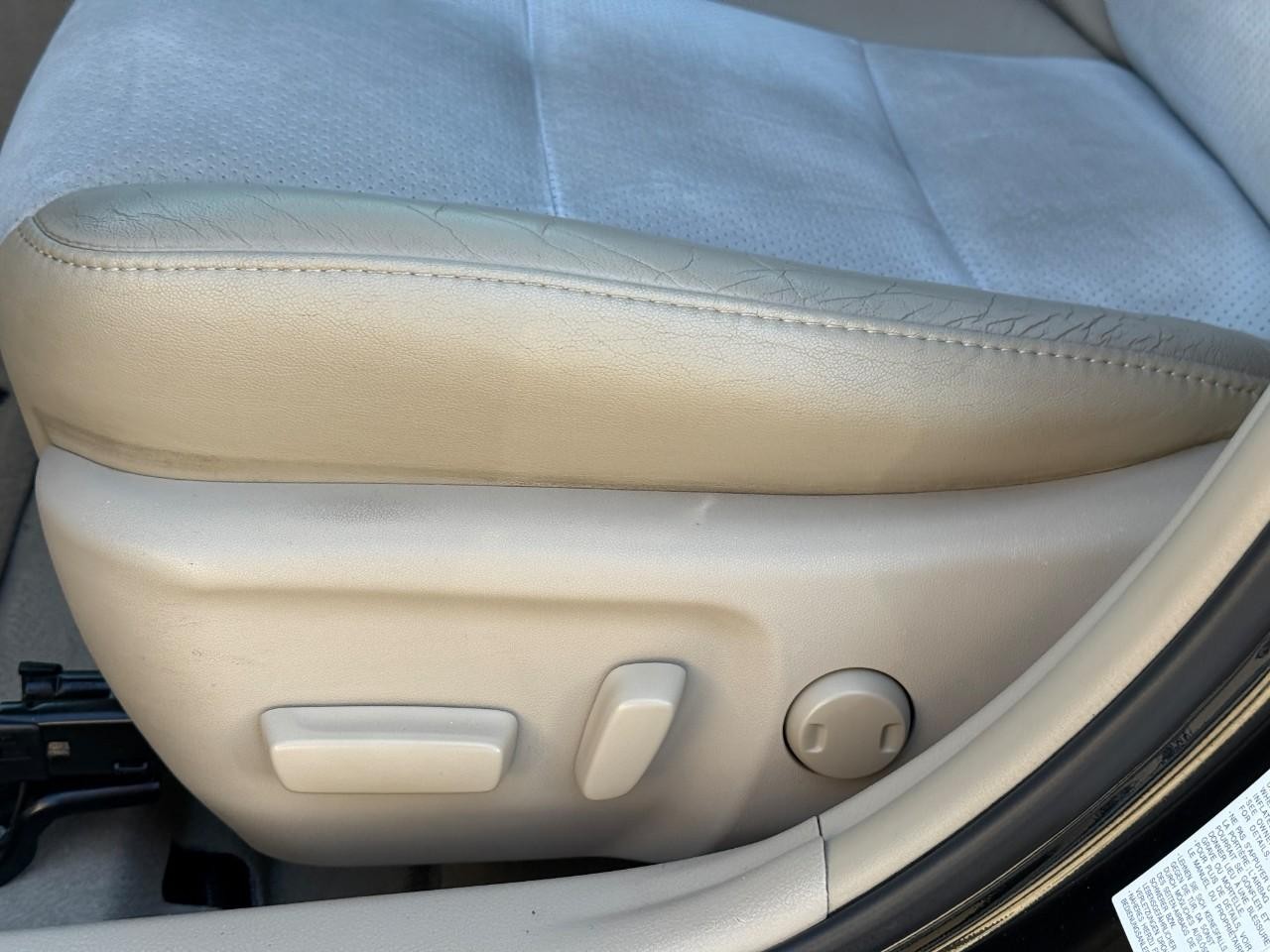 Toyota Camry Hybrid Vehicle Full-screen Gallery Image 20