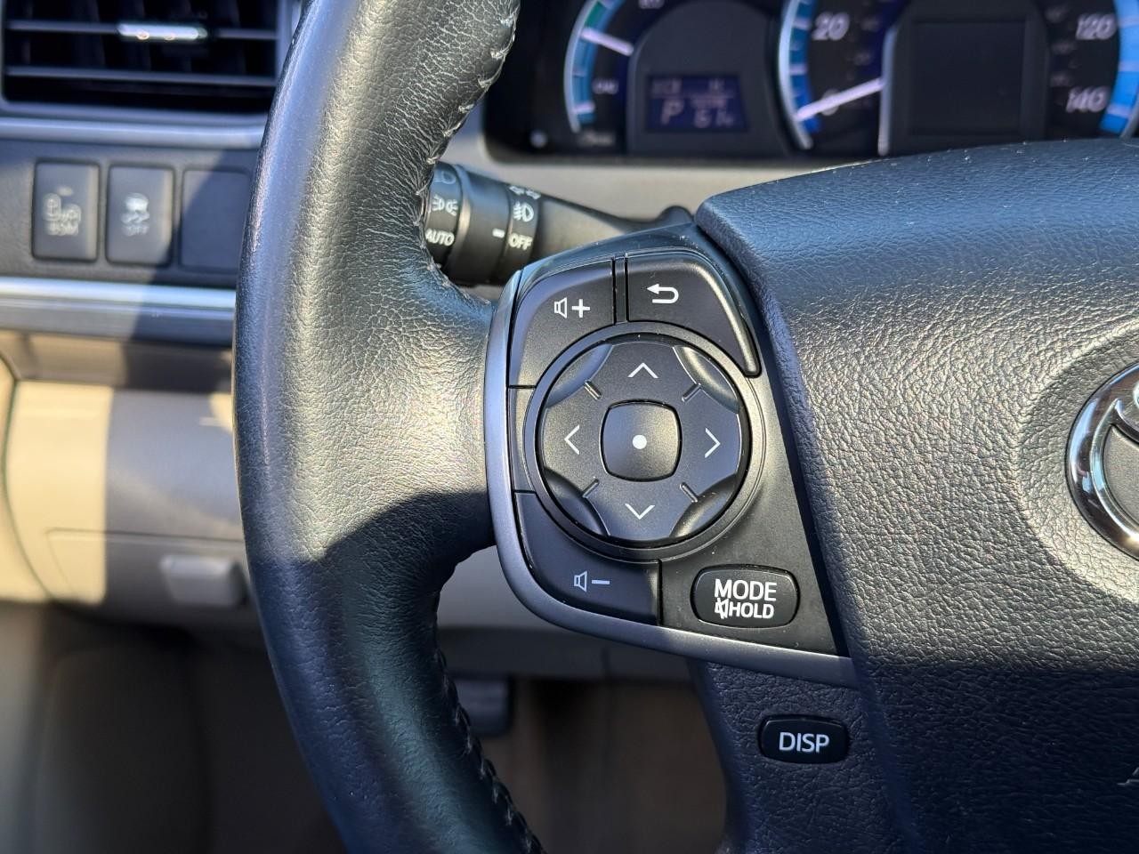 Toyota Camry Hybrid Vehicle Full-screen Gallery Image 21